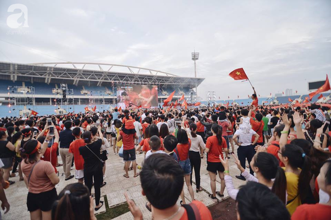 Những khoảnh khắc đầy ý nghĩa trong buổi lễ mừng công của đoàn Thể thao Việt Nam  - Ảnh 2.