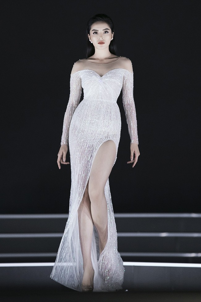 Đỗ Mỹ Linh - Kỳ Duyên lần đầu nắm tay nhau catwalk, đẹp nổi bật giữa rừng nhan sắc khác trên sân khấu Hoa Hậu Việt Nam - Ảnh 1. Đỗ Mỹ Linh - Kỳ Duyên lần đầu nắm tay nhau catwalk, đẹp nổi bật giữa rừng nhan sắc khác trên sân khấu Hoa Hậu Việt Nam - Ảnh 1.