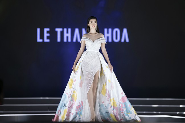 Đỗ Mỹ Linh - Kỳ Duyên lần đầu nắm tay nhau catwalk, đẹp nổi bật giữa rừng nhan sắc khác trên sân khấu Hoa Hậu Việt Nam - Ảnh 3. Đỗ Mỹ Linh - Kỳ Duyên lần đầu nắm tay nhau catwalk, đẹp nổi bật giữa rừng nhan sắc khác trên sân khấu Hoa Hậu Việt Nam - Ảnh 3.