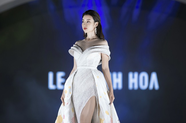 Đỗ Mỹ Linh - Kỳ Duyên lần đầu nắm tay nhau catwalk, đẹp nổi bật giữa rừng nhan sắc khác trên sân khấu Hoa Hậu Việt Nam - Ảnh 4. Đỗ Mỹ Linh - Kỳ Duyên lần đầu nắm tay nhau catwalk, đẹp nổi bật giữa rừng nhan sắc khác trên sân khấu Hoa Hậu Việt Nam - Ảnh 4.