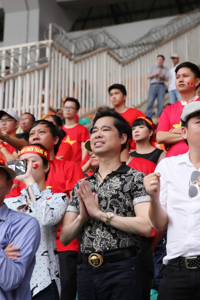 Ngọc Sơn cùng học trò Michael Lang thưởng nóng 250 triệu cho tuyển Olympic Việt Nam - Ảnh 1.
