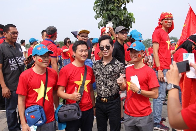 Ngọc Sơn cùng học trò Michael Lang thưởng nóng 250 triệu cho tuyển Olympic Việt Nam - Ảnh 3.