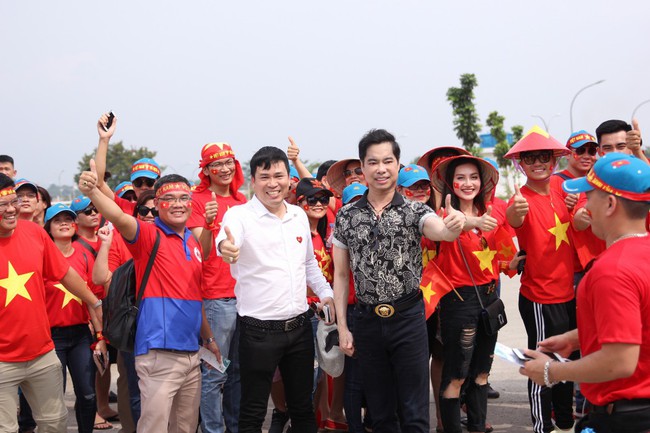 Ngọc Sơn cùng học trò Michael Lang thưởng nóng 250 triệu cho tuyển Olympic Việt Nam - Ảnh 4. Ngọc Sơn cùng học trò Michael Lang thưởng nóng 250 triệu cho tuyển Olympic Việt Nam - Ảnh 4.