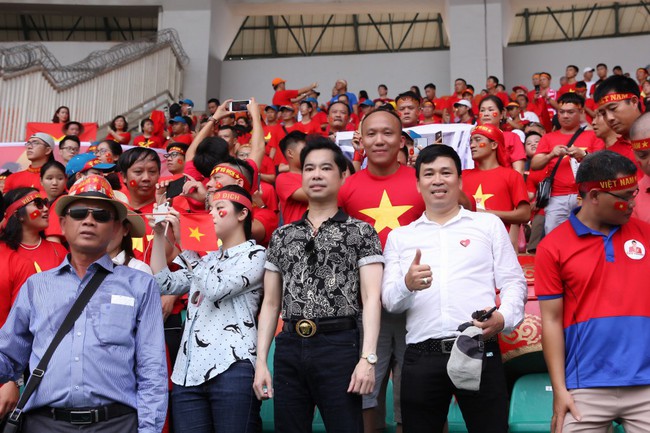 Ngọc Sơn cùng học trò Michael Lang thưởng nóng 250 triệu cho tuyển Olympic Việt Nam - Ảnh 6.