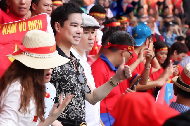 Ngọc Sơn cùng học trò Michael Lang thưởng nóng 250 triệu cho tuyển Olympic Việt Nam - Ảnh 7.