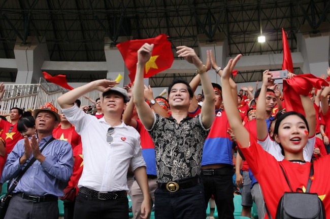 Ngọc Sơn cùng học trò Michael Lang thưởng nóng 250 triệu cho tuyển Olympic Việt Nam - Ảnh 8.
