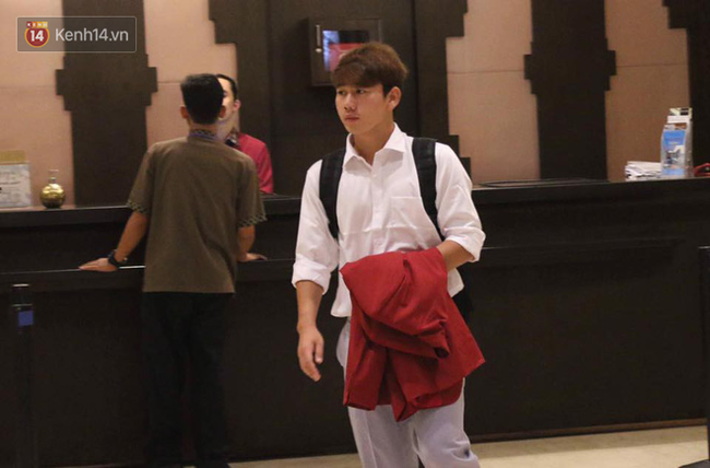 Cầu thủ Olympic Việt Nam nén nỗi buồn, sắp xếp hành lý lên đường về nước - Ảnh 2.