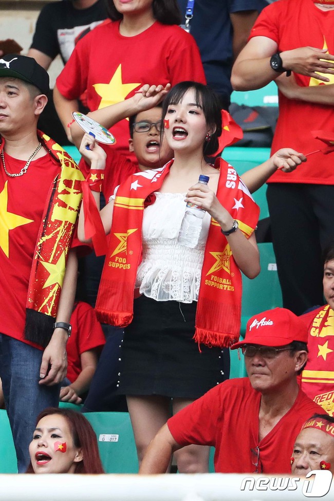 Báo Hàn ấn tượng trước cảnh fan nữ Việt Nam khóc nức nở sau trận thua của thầy trò HLV Park Hang Seo - Ảnh 2.