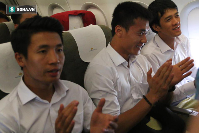 U23 Việt Nam nhận món quà đặc biệt trên chuyến bay về nước - Ảnh 1.