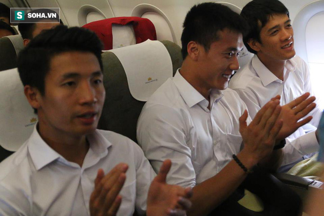 U23 Việt Nam nhận món quà đặc biệt trên chuyến bay về nước - Ảnh 1. U23 Việt Nam nhận món quà đặc biệt trên chuyến bay về nước - Ảnh 1.