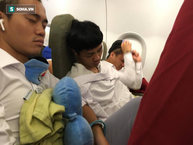 U23 Việt Nam nhận món quà đặc biệt trên chuyến bay về nước - Ảnh 3. U23 Việt Nam nhận món quà đặc biệt trên chuyến bay về nước - Ảnh 3.
