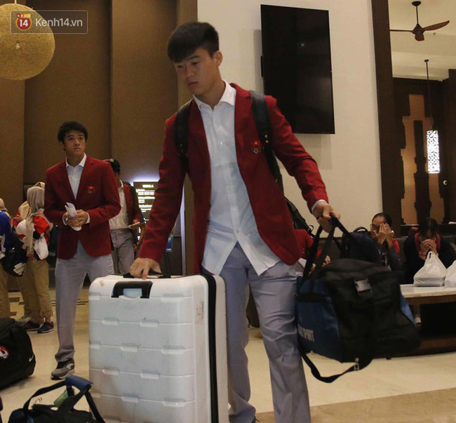 Cầu thủ Olympic Việt Nam nén nỗi buồn, sắp xếp hành lý lên đường về nước - Ảnh 3.