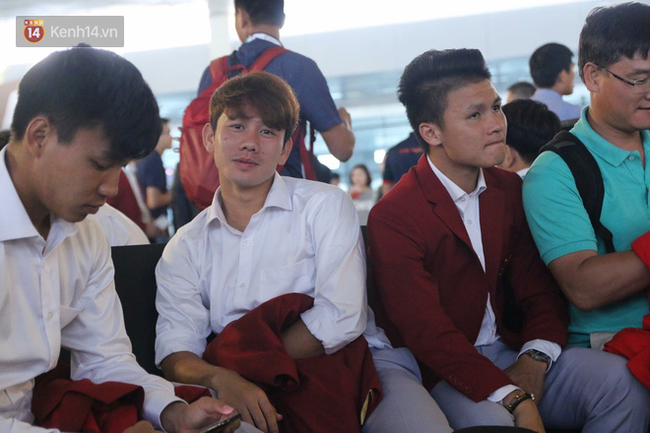 Để ý mới thấy, tuyển Olympic Việt Nam mặc đồng phục trông bảnh bao và trendy ra phết - Ảnh 5.
