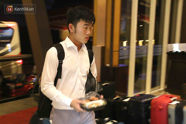 Cầu thủ Olympic Việt Nam nén nỗi buồn, sắp xếp hành lý lên đường về nước - Ảnh 5.
