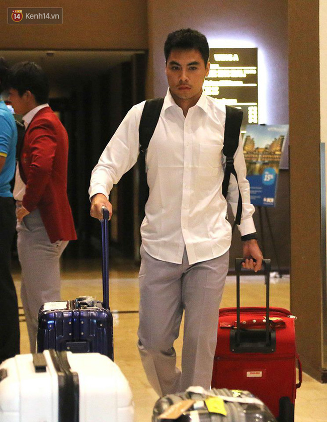 Cầu thủ Olympic Việt Nam nén nỗi buồn, sắp xếp hành lý lên đường về nước - Ảnh 6.