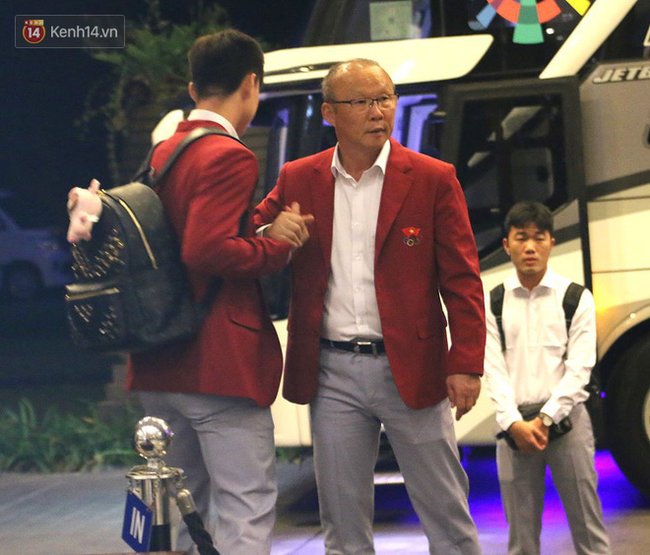 Cầu thủ Olympic Việt Nam nén nỗi buồn, sắp xếp hành lý lên đường về nước - Ảnh 8.