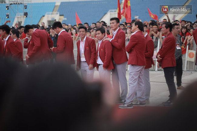 Ảnh: Các cầu thủ Olympic Việt Nam xuống sân Mỹ Đình tham dự lễ vinh danh trong sự reo hò của hàng ngàn người hâm mộ - Ảnh 10.