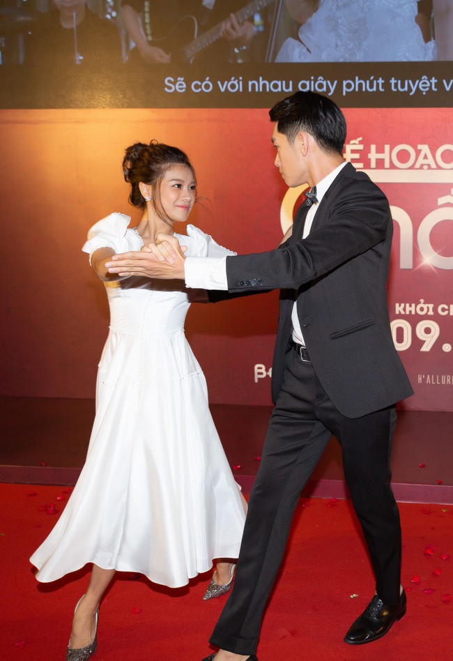 Hoàng Yến Chibi và Quang Đăng tình tứ nhảy múa trong họp báo  - Ảnh 1.