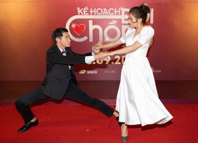 Hoàng Yến Chibi và Quang Đăng tình tứ nhảy múa trong họp báo  - Ảnh 3.