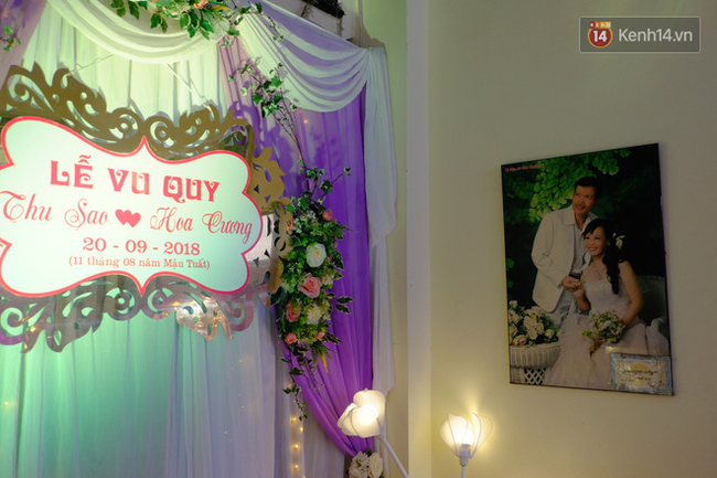 Cô dâu 62 tuổi xúc động khi chú rể 26 tuổi yêu cầu giữ nguyên bức hình cưới với chồng quá cố ở phòng khách - Ảnh 1. Cô dâu 62 tuổi xúc động khi chú rể 26 tuổi yêu cầu giữ nguyên bức hình cưới với chồng quá cố ở phòng khách - Ảnh 1.