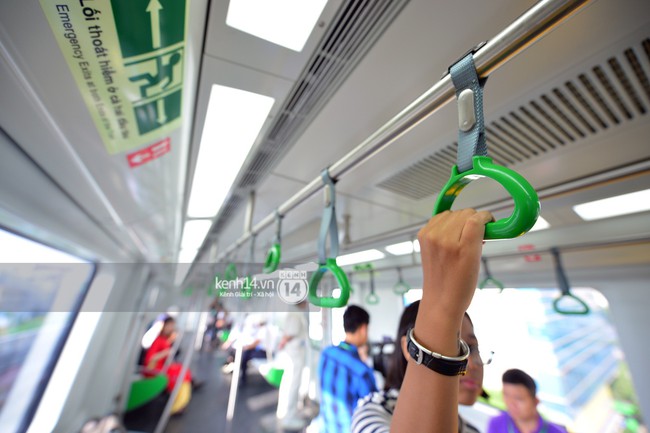 Ảnh: Trải nghiệm bên trong đoàn tàu đường sắt trên cao Cát Linh - Hà Đông ngày chính thức chạy thử - Ảnh 9. Ảnh: Trải nghiệm bên trong đoàn tàu đường sắt trên cao Cát Linh - Hà Đông ngày chính thức chạy thử - Ảnh 9.
