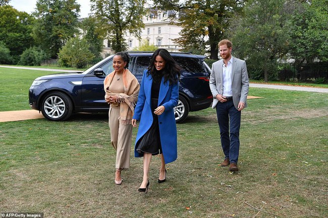 Xuất hiện cùng mẹ đẻ, Meghan Markle vẫn rất chỉn chu, thanh lịch nhưng vòng 2 của cô mới là điểm công chúng chú ý hơn cả - Ảnh 1.