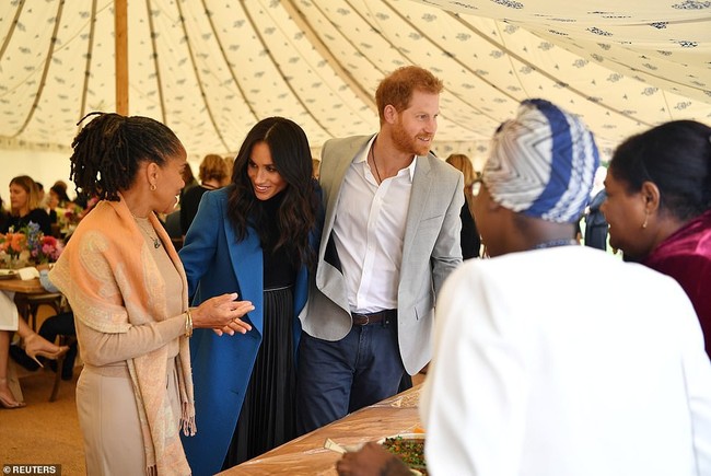 Xuất hiện cùng mẹ đẻ, Meghan Markle vẫn rất chỉn chu, thanh lịch nhưng vòng 2 của cô mới là điểm công chúng chú ý hơn cả - Ảnh 3.