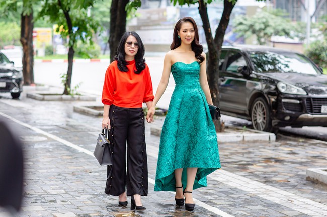 Giảm 23kg, Top 15 Hoa hậu Việt Nam Phạm Ngọc Hà My lần đầu khoe mẹ trẻ như chị gái - Ảnh 1.
