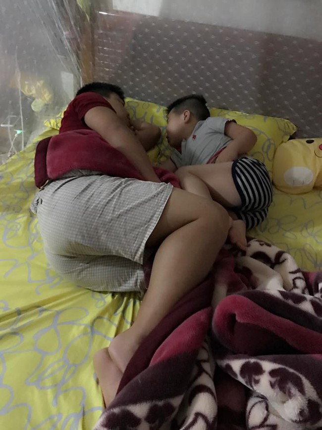 Khoảnh khắc đáng yêu của những cặp đôi bố - con ngủ nướng cuối tuần khiến trái tim mẹ bỉm tan chảy - Ảnh 21.