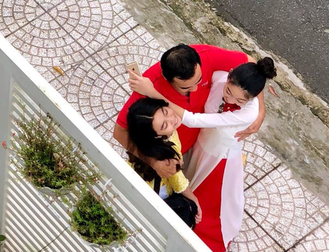 Xúc động trước khoảnh khắc hai cô con gái được Quyền Linh ôm hôn trước khi đến trường - Ảnh 2.