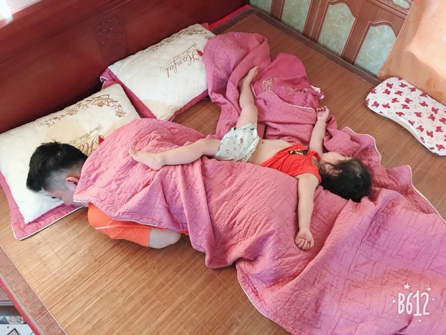 Khoảnh khắc đáng yêu của những cặp đôi bố - con ngủ nướng khiến mẹ bỉm tan chảy - Ảnh 22.