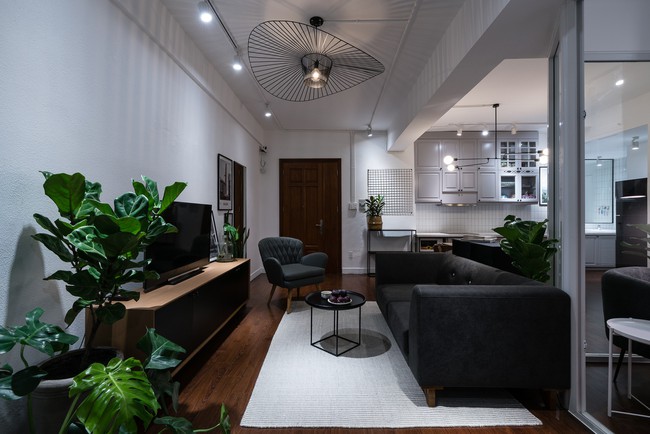 Căn hộ ở Sài Gòn đẹp bất ngờ với màu đen xám cá tính sau khi được cải tạo từ không gian cũ kỹ - Ảnh 4. Căn hộ ở Sài Gòn đẹp bất ngờ với màu đen xám cá tính sau khi được cải tạo từ không gian cũ kỹ - Ảnh 4.