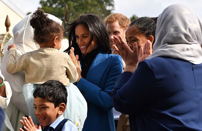 Bất ngờ bị gió thổi rối tung mái tóc, Meghan khiến chị em phụ nữ phát ghen khi được Hoàng tử Harry làm cho điều ngọt ngào này - Ảnh 2.