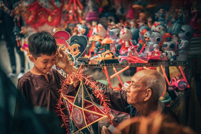 Chiếc lồng đèn và hai ông cháu bán vé số - bộ ảnh nhắc nhở những người con: Trung Thu này, về nhà đi, thời gian không còn nhiều nữa - Ảnh 12.