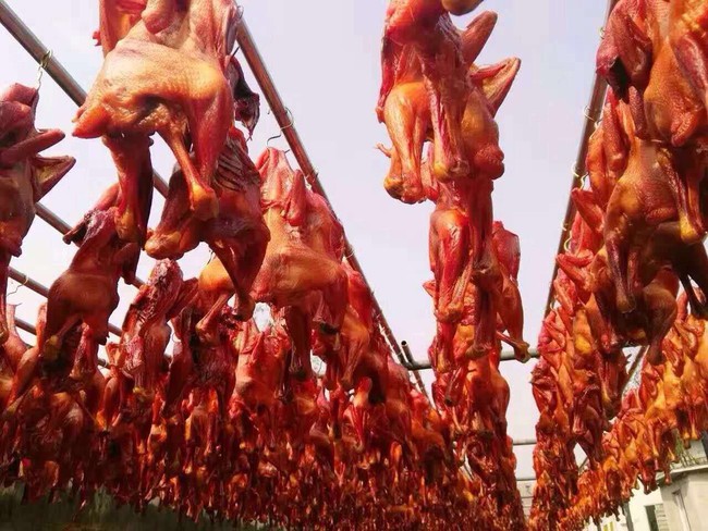 Gà hong gió - đặc sản có cái tên lãng mạn của cao nguyên Tây Tạng, được làm nên một cách tàn nhẫn từ những trái tim lạnh giá - Ảnh 1. Gà hong gió - đặc sản có cái tên lãng mạn của cao nguyên Tây Tạng, được làm nên một cách tàn nhẫn từ những trái tim lạnh giá - Ảnh 1.