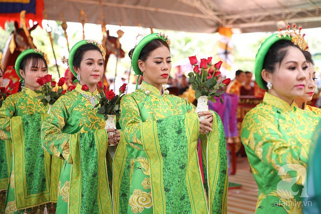 Hồ Ngọc Hà, Ngọc Trinh ăn vận kín đáo đến nhà thờ của Hoài Linh để dâng hương Tổ nghề - Ảnh 11.