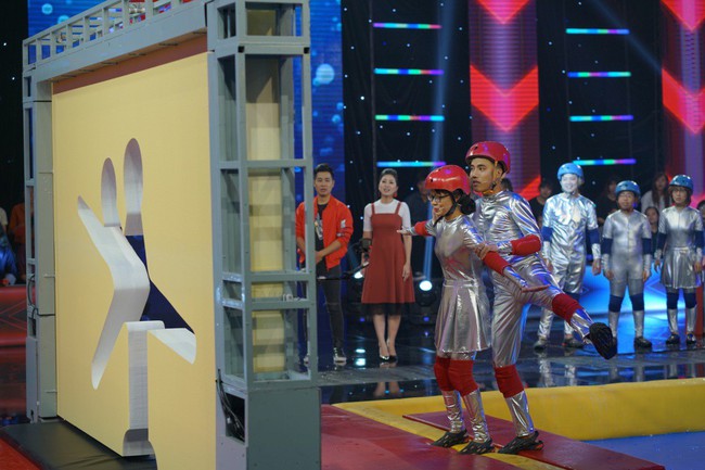 Nguyên Khang - Liêu Hà Trinh phá đảo với loạt tư thế khó đỡ trên sóng truyền hình - Ảnh 6.