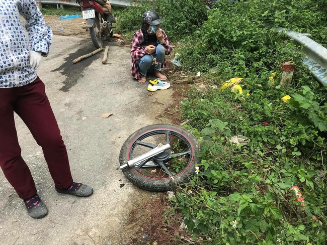 Nữ phượt thủ đổ đèo Tam Đảo rồi lao xuống vực, người không sao nhưng xe gãy làm đôi - Ảnh 1.