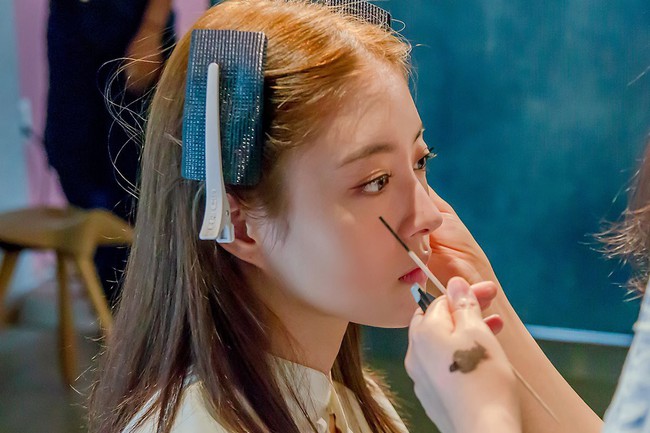 Sao nhí Nàng Dae Jang Geum một thời tung ảnh hậu trường đẹp mê hồn, đáng chú ý là chiếc mũi sắc lẹm của cô - Ảnh 8.