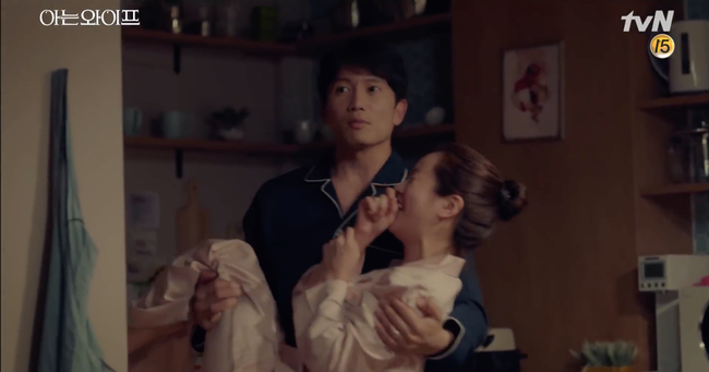 Tập cuối Người vợ thân quen: Ji Sung - Han Ji Min hạnh phúc với cuộc sống hôn nhân viên mãn - Ảnh 1.