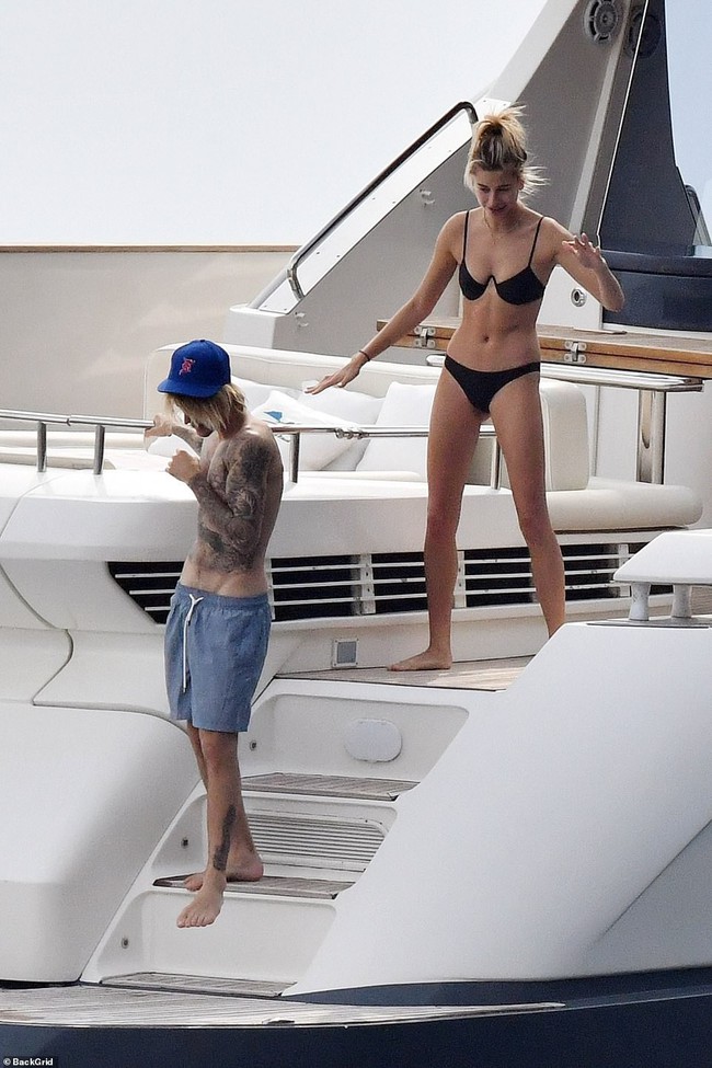 Hailey Baldwin diện bikini khoe thân hình nóng bỏng giữa lời chỉ trích làm hư Justin Bieber - Ảnh 1.