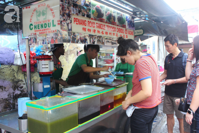 Quán cendol mỗi người bán hàng đều là nghệ sĩ, làm một bát chưa tới 10 giây cực nổi tiếng ở Penang - Ảnh 2.