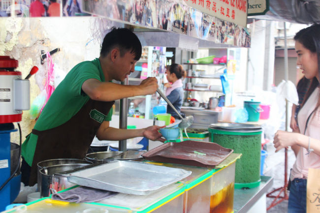 Quán cendol mỗi người bán hàng đều là nghệ sĩ, làm một bát chưa tới 10 giây cực nổi tiếng ở Penang - Ảnh 4.