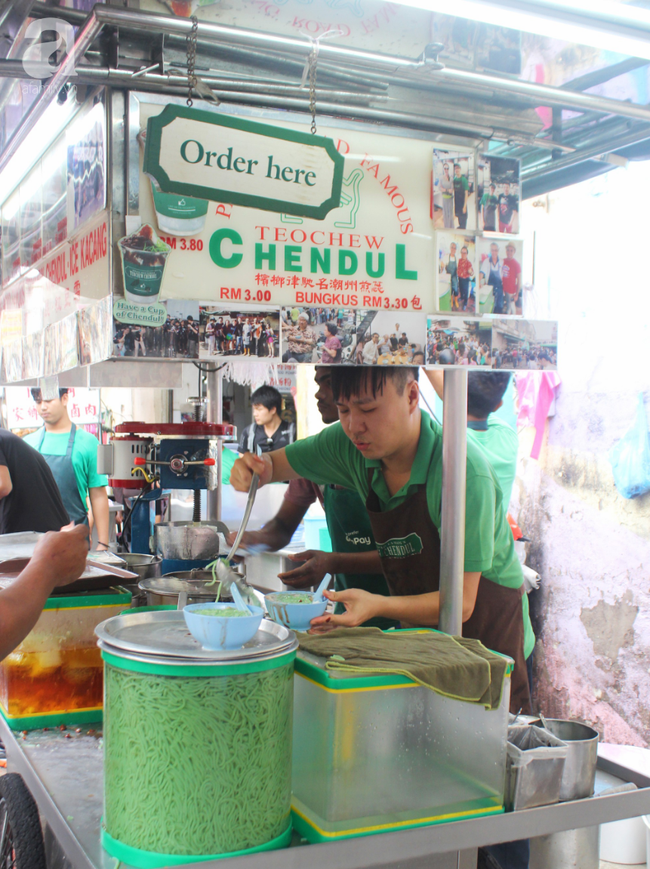 Quán cendol mỗi người bán hàng đều là nghệ sĩ, làm một bát chưa tới 10 giây cực nổi tiếng ở Penang - Ảnh 3.