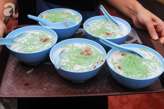 Quán cendol mỗi người bán hàng đều là nghệ sĩ, làm một bát chưa tới 10 giây cực nổi tiếng ở Penang - Ảnh 7.