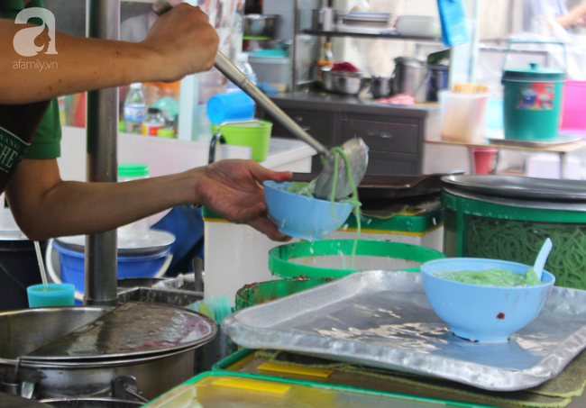 Quán cendol mỗi người bán hàng đều là nghệ sĩ, làm một bát chưa tới 10 giây cực nổi tiếng ở Penang - Ảnh 5.