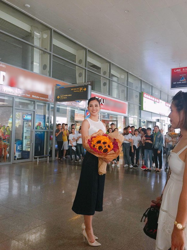 Clip: Tân Hoa hậu Tiểu Vy hạnh phúc trở về trong vòng tay chào đón của bố mẹ và người dân quê hương Quảng Nam - Ảnh 2.