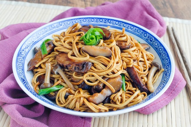 Bữa trưa làm nhanh ăn ngon với mì xào nấm - Ảnh 5. Bữa trưa làm nhanh ăn ngon với mì xào nấm - Ảnh 5.