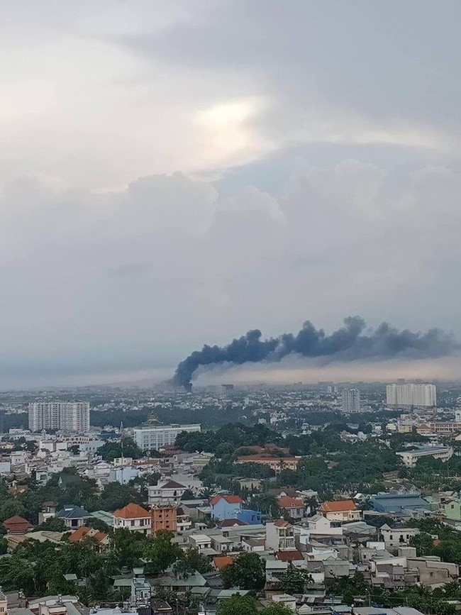 Cháy lớn ở quận 12, cột khói đen kịt bốc cao suốt một giờ đồng hồ khiến người dân hoảng hốt - Ảnh 1.