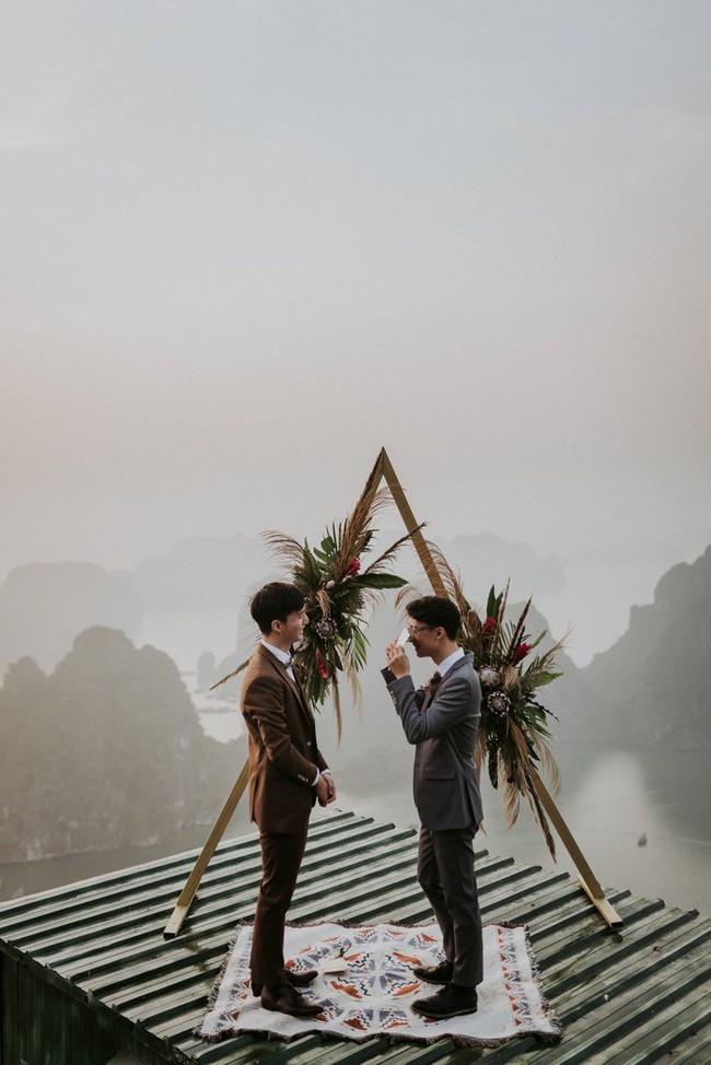 Tạp chí danh tiếng quốc tế vinh danh bộ ảnh cưới của hai chàng trai người Việt - Ảnh 2.